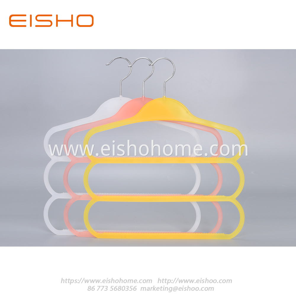 3 plastic clothes hanger 